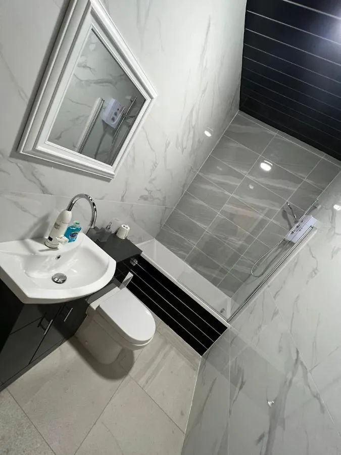 The Bake Apartment - 5 Bedroom Large Apartment Sleeps Up To 16 Person Newcastle upon Tyne