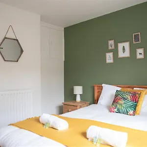  Holiday home Cottenham - Centre With Free Private Parking 2 Toilets 4 Bedroom Sleeps 8
