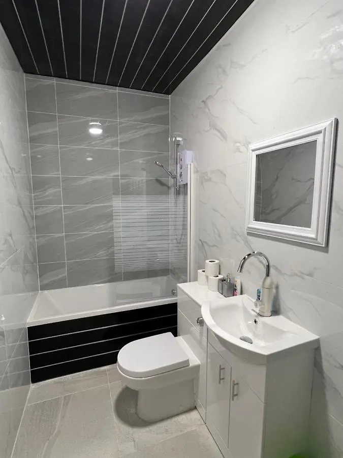 The Bake Apartment - 5 Bedroom Large Apartment Sleeps Up To 16 Person Newcastle upon Tyne
