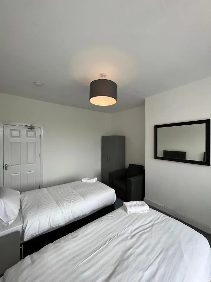 The Bake Apartment - 5 Bedroom Large Apartment Sleeps Up To 16 Person Newcastle upon Tyne