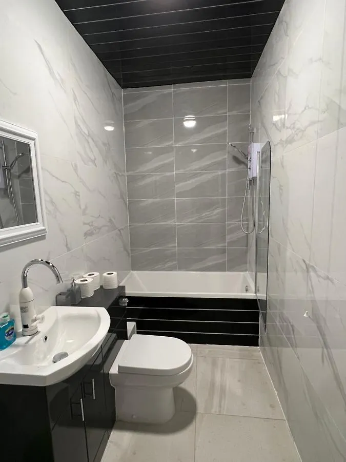 The Bake Apartment - 5 Bedroom Large Apartment Sleeps Up To 16 Person Newcastle upon Tyne
