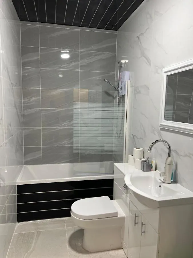 The Bake Apartment - 5 Bedroom Large Apartment Sleeps Up To 16 Person Newcastle upon Tyne